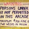 Panneau d'avertissement à la Movieland Arcade 